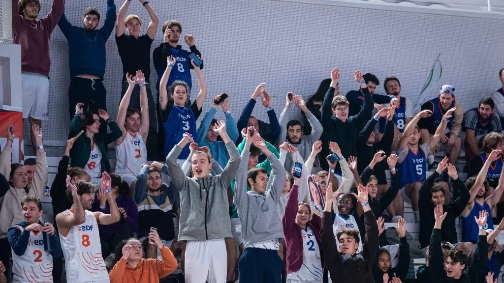 Des étudiants dans les gradins du palais des sport de Bordeaux, présent pour une sensibilisation au handisport