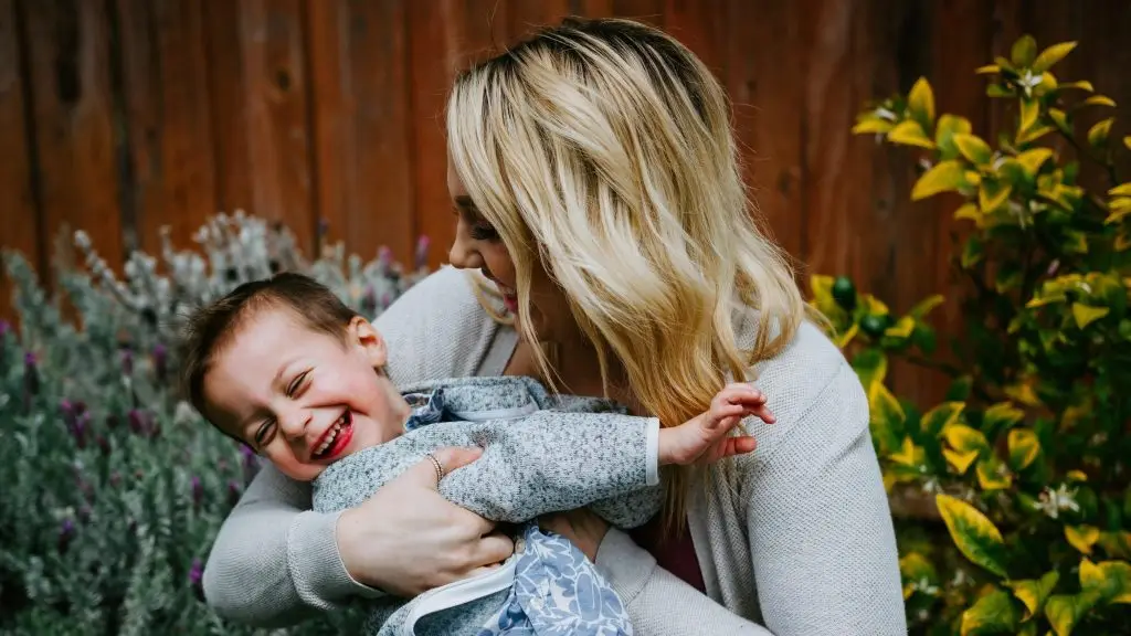 Une maman et son petit garçon rigolent ensemble.