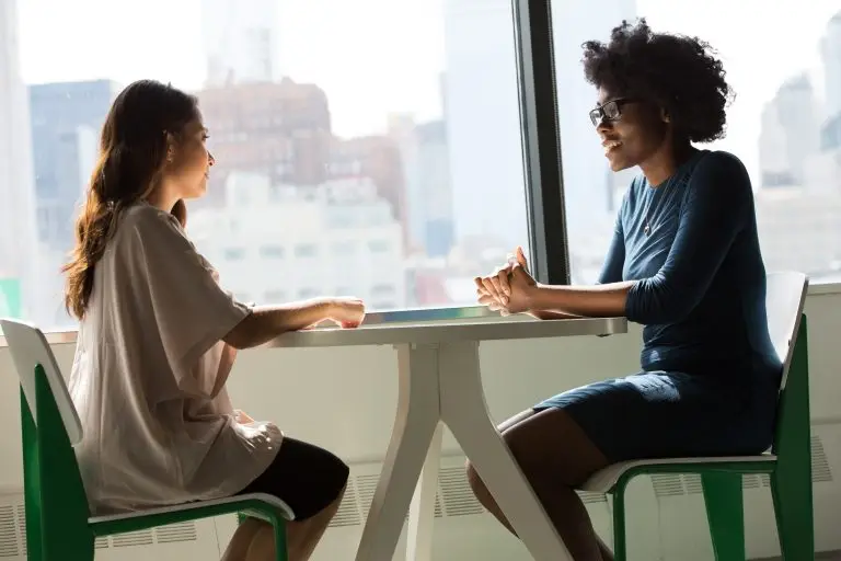 Deux femmes qui discutent autour d'une table