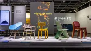 Chaise en plastique recyclé pour l'exposition "Précieux Déchets"