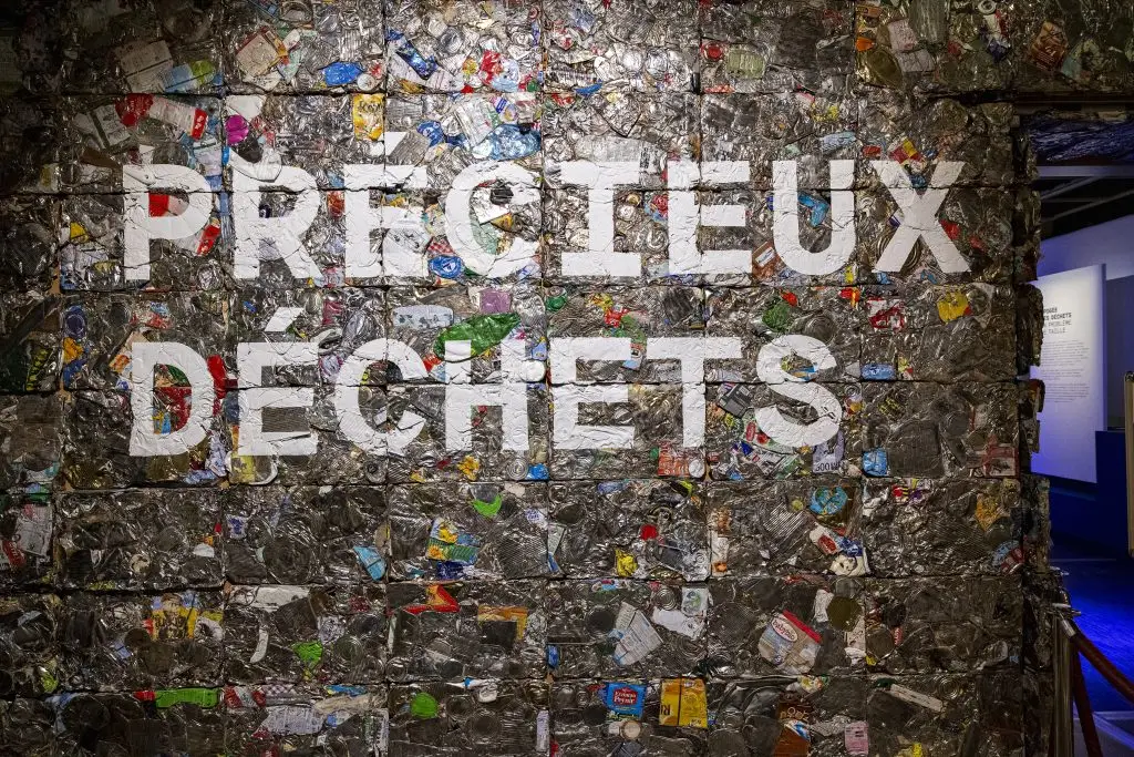 Façade de l'exposition "Précieux Déchets"