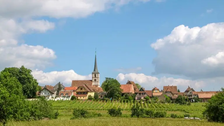 Un village français au milieu des vignes.