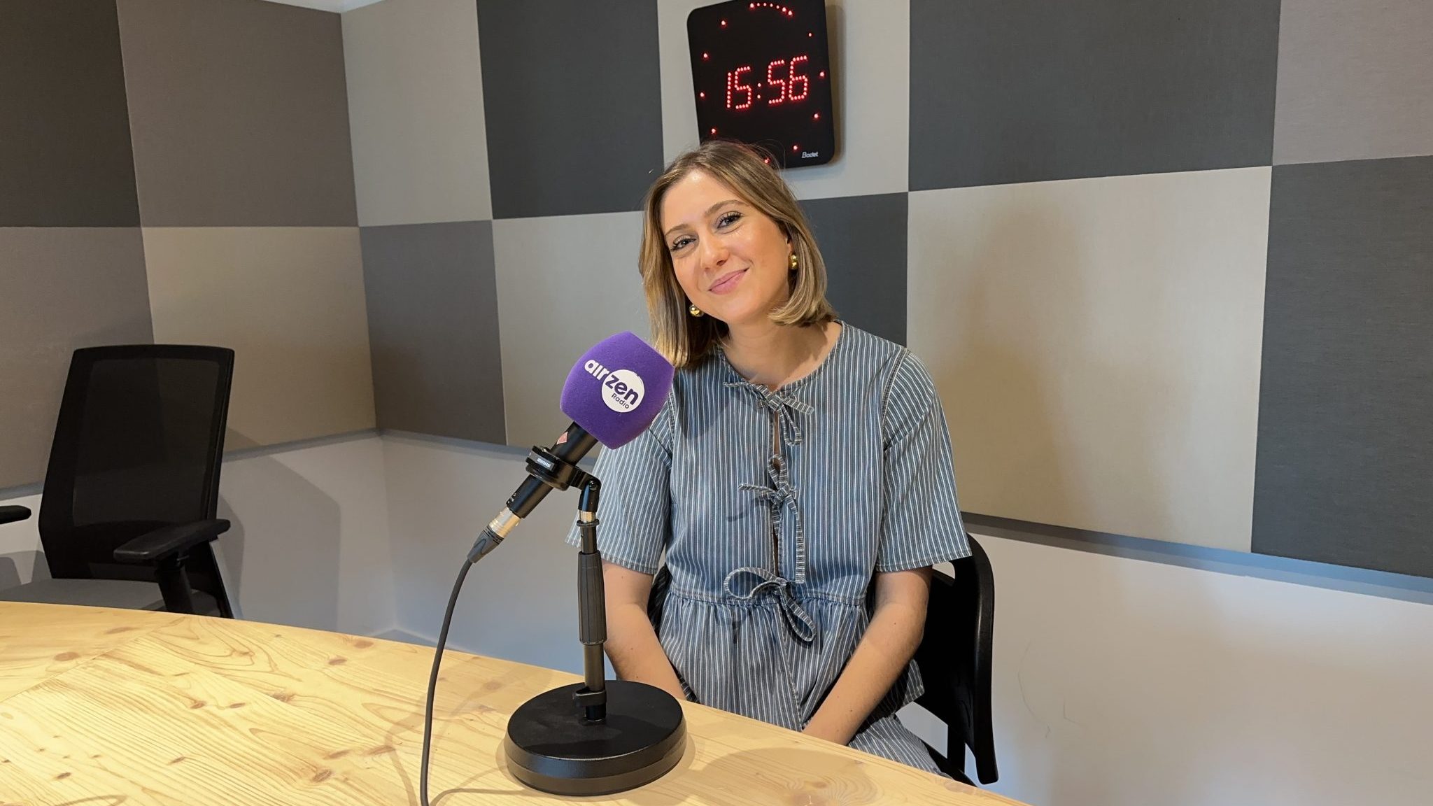 La chanteuse Styleto dans les studios d'AirZen Radio