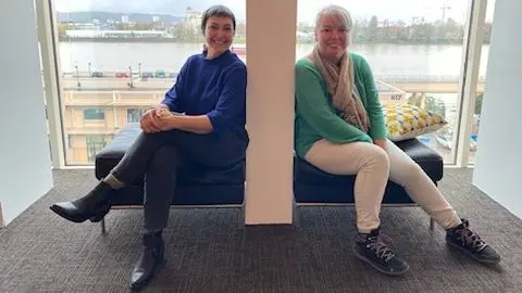 Aurelie Gaignard et Sandra Aler, assis sur des fauteuils