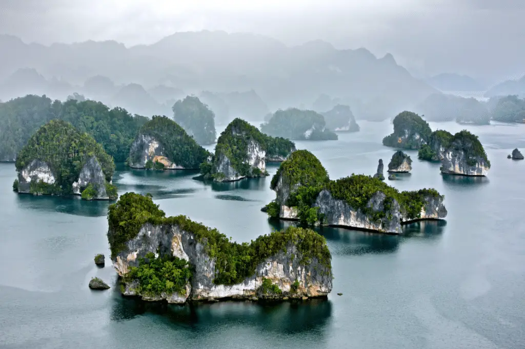 Une photo de Kabui Bay sur l'île de Waigeo, Archipel des Raja-Ampat, Papouasie Occidentale, Indonésie