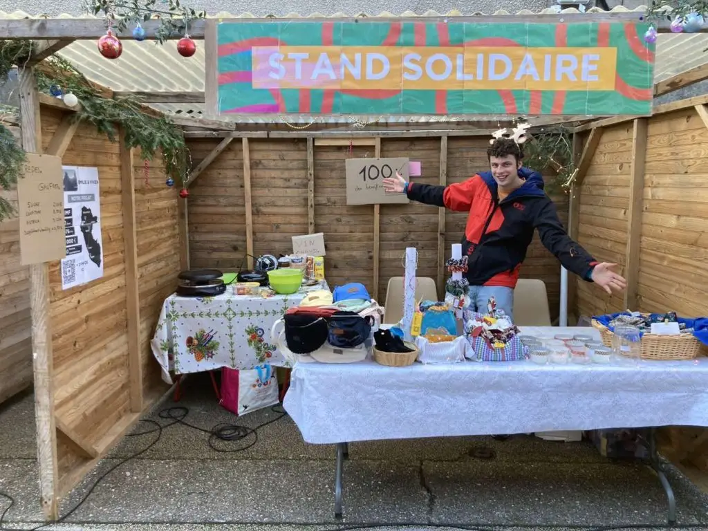 Vivien au marché de Noël pour la récolte de don