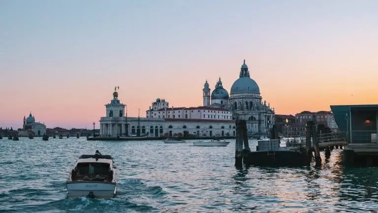 Couché de soleil sur la ville de Venise en Italie