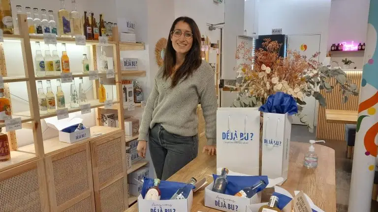 Sarah Missaoui, fondatrice de Déjà Bu? cave et bar sans alcool. Elle est dans sa boutique