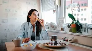 Une étudiante prend son petit-déjeuner.