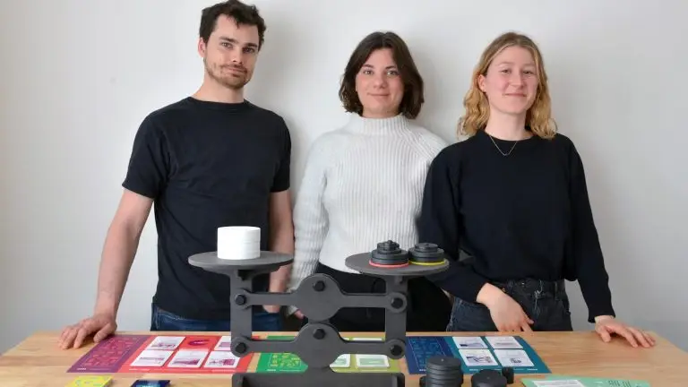 Marie, Cyprien et Laura, trois designers. Ils sont les fondateurs de "La balance carbone".