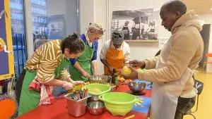 L'association Toques en stock, lors d'un atelier cuisine-santé à Paris.