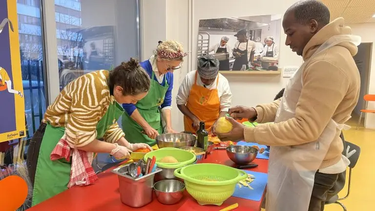 L'association Toques en stock, lors d'un atelier cuisine-santé à Paris.