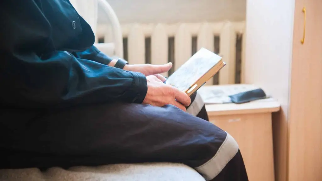 Un prisonnier lit un livre