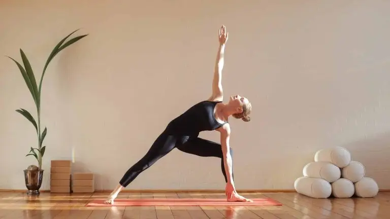 une femme fait du yoga