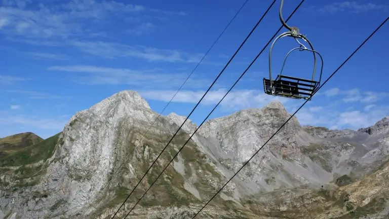 Un télésiège au-dessus d'une montagne sans neige.