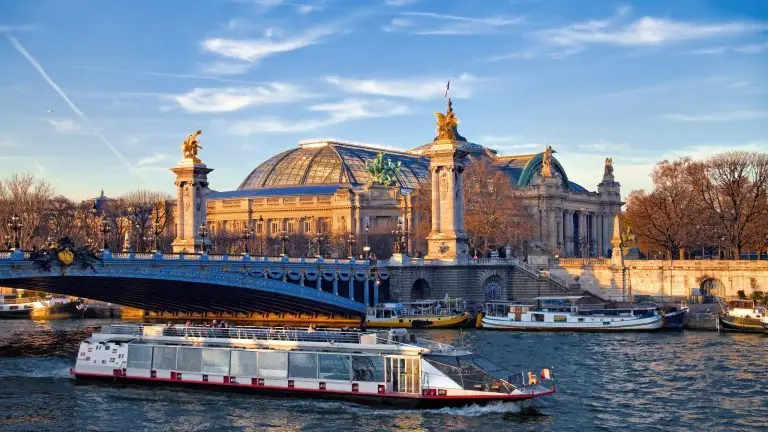 Un bateau-mouche sur la Seine, à PAris.