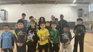 Photo des jeunes de Fête le Mur avec leur éducateur Frédéric.