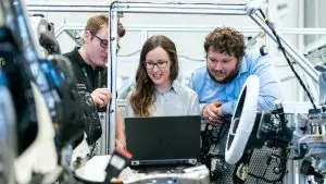 Une femme ingénieur travaillant dans l'électronique.