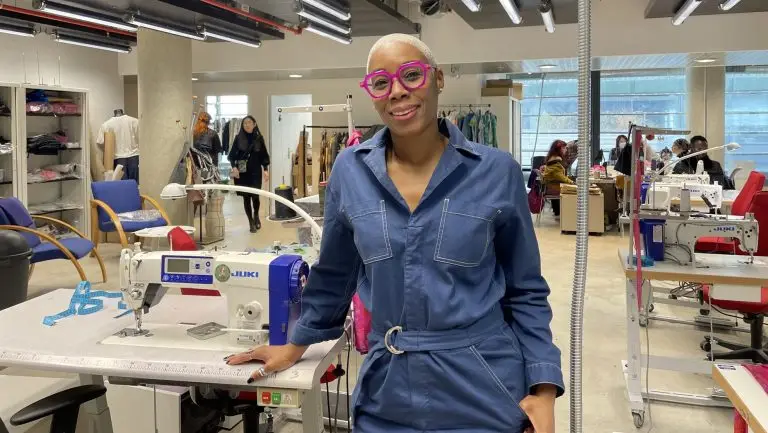 Hawa Sangaré dans son atelier au sein de la manufacture Berlier dans le 13ème arrondissement de Paris.