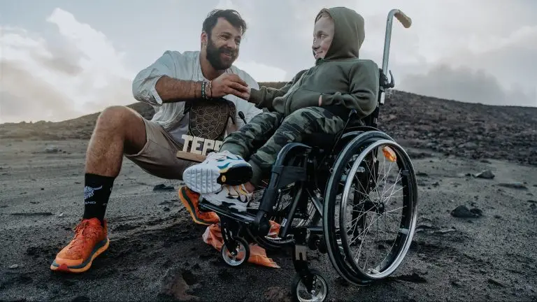 Mehdi et Erwan en haut du volcan Yazur au Vanuatu.