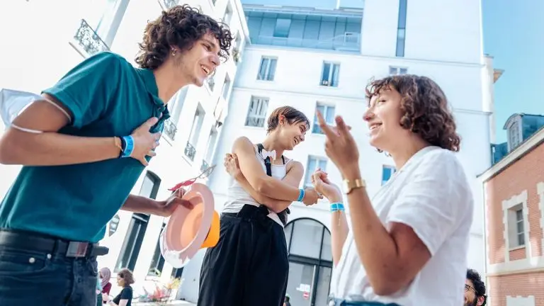 Des adolescents rigolent ensemble