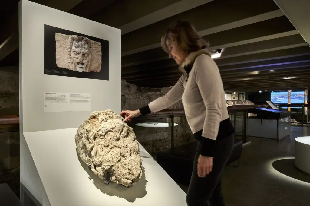 Dans la Seine, Crypte archéologique de l'île de la Cité