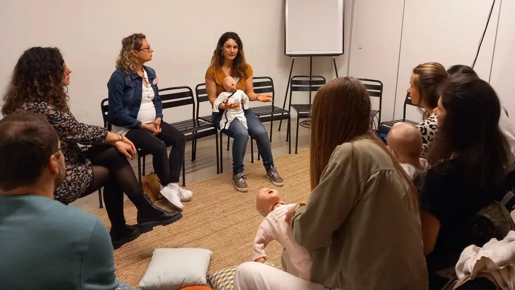 Adèle Richard, , infirmière et accompagnante périnatale anime des ateliers durant lesquels, elle initie les participants à certains gestes de premiers secours du nourrisson à Bordeaux