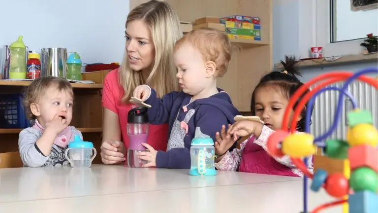 Une assistante de puériculture avec des enfants.