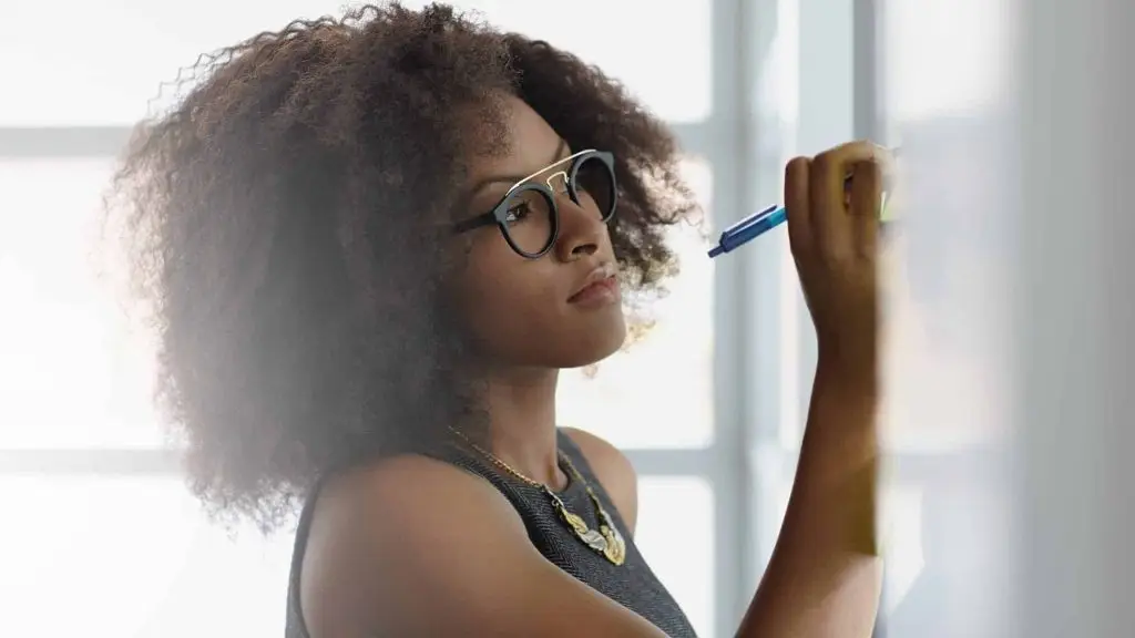 Une femme avec une coupe afro en entreprise.