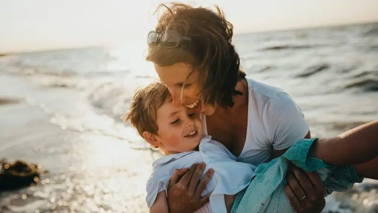 Une maman et son fils s'amusant sur la plage