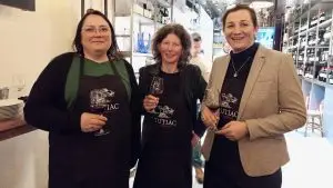 A gauche, Céline Martineau, viticultrice et vice-présidente des Vignerons de Tutiac.