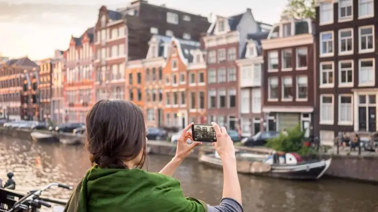 Une touriste dans les rues d'Amsterdam.