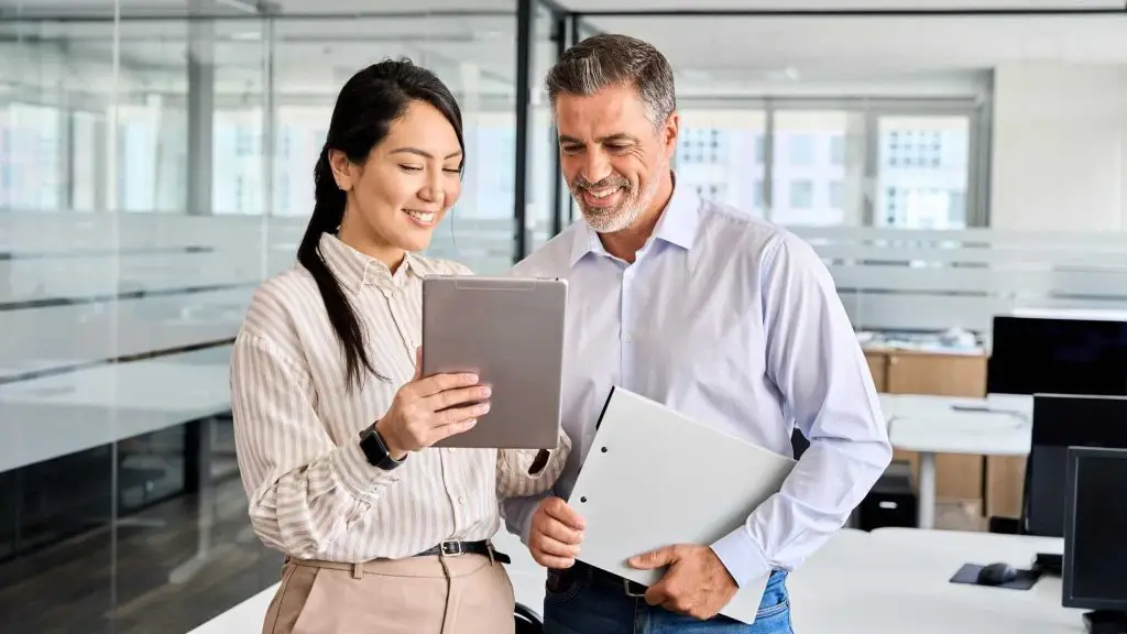 deux collaborateurs homme et femme parlent dans un bureau