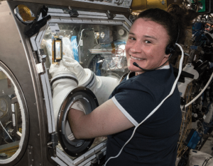L'astronaute de la NASA Serena Auñón-Chancellor travaille sur Angiex Cancer Therapy
