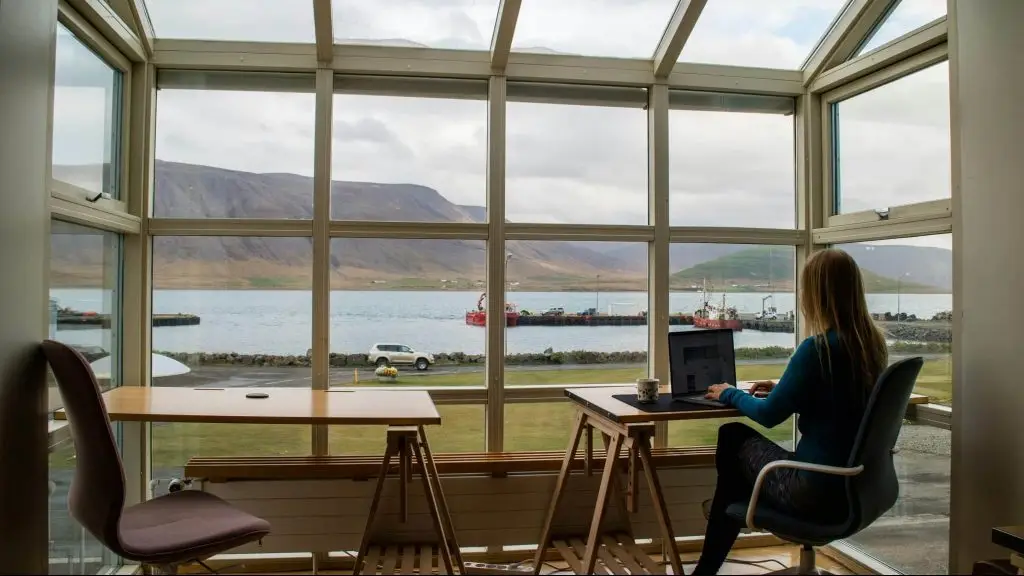 femme qui télétravail face à la mer