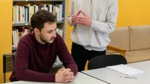 Sur l'image le cours dure 1h30 et a lieu dans la bibliothèque du quartier protégé de la prison. Sur l'image Lucas Galand, 22 ans, Vice Président de l'Association et étudiant en Master 2 de droit pénal à Paris 1 Sorbonne avec un détenu en train de faire un exercice de plaidoirie.