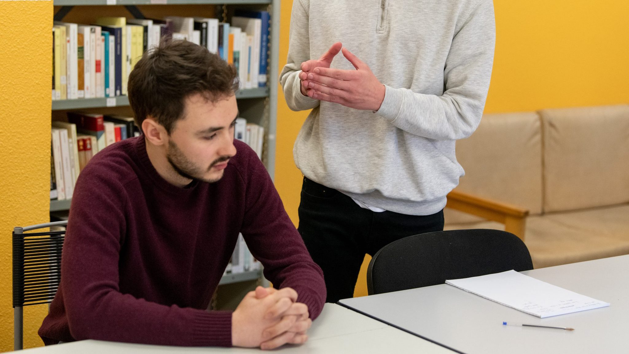 Sur l'image le cours dure 1h30 et a lieu dans la bibliothèque du quartier protégé de la prison. Sur l'image Lucas Galand, 22 ans, Vice Président de l'Association et étudiant en Master 2 de droit pénal à Paris 1 Sorbonne avec un détenu en train de faire un exercice de plaidoirie.