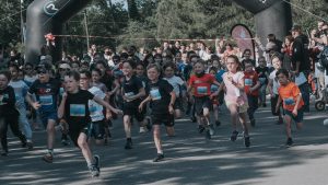 Des enfants courent pour la Course du Petit Prince contre les sarcomes, à Pessac en Gironde
