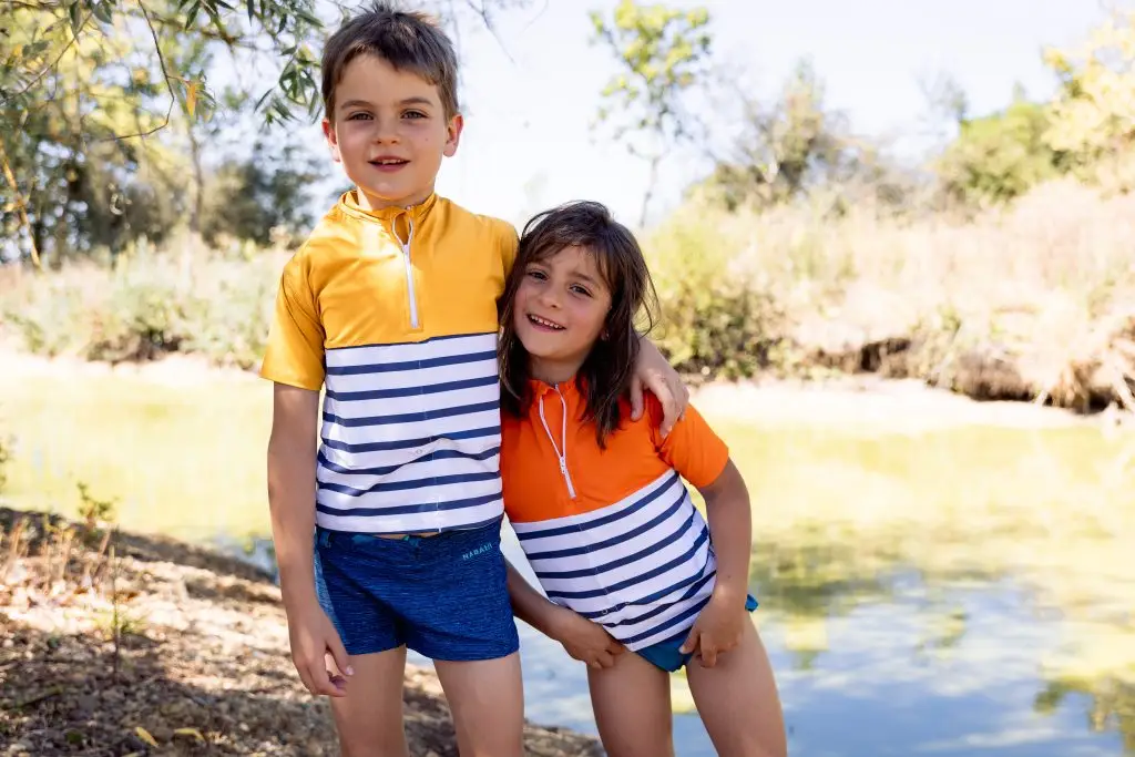 Deux enfants des tee-shirts anti-noyade