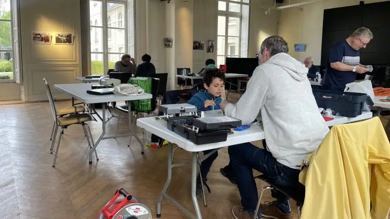 Le Repair Café kids à la médiathèque de Fontenay-aux-Roses.