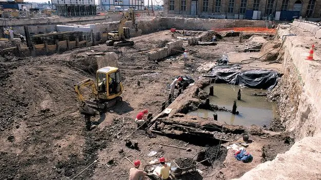 Vue de l'emprise des fouilles de l'ancien port à vin en bord de Garonne et datant de l'époque médiévale (Bordeaux), fouilles en 2002-2003.