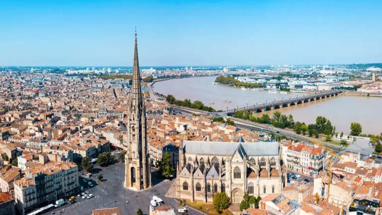 Une vue aérienne de Bordeaux. On voit la flèche Saint-Michel