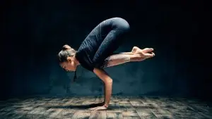 Une femme fait du yoga