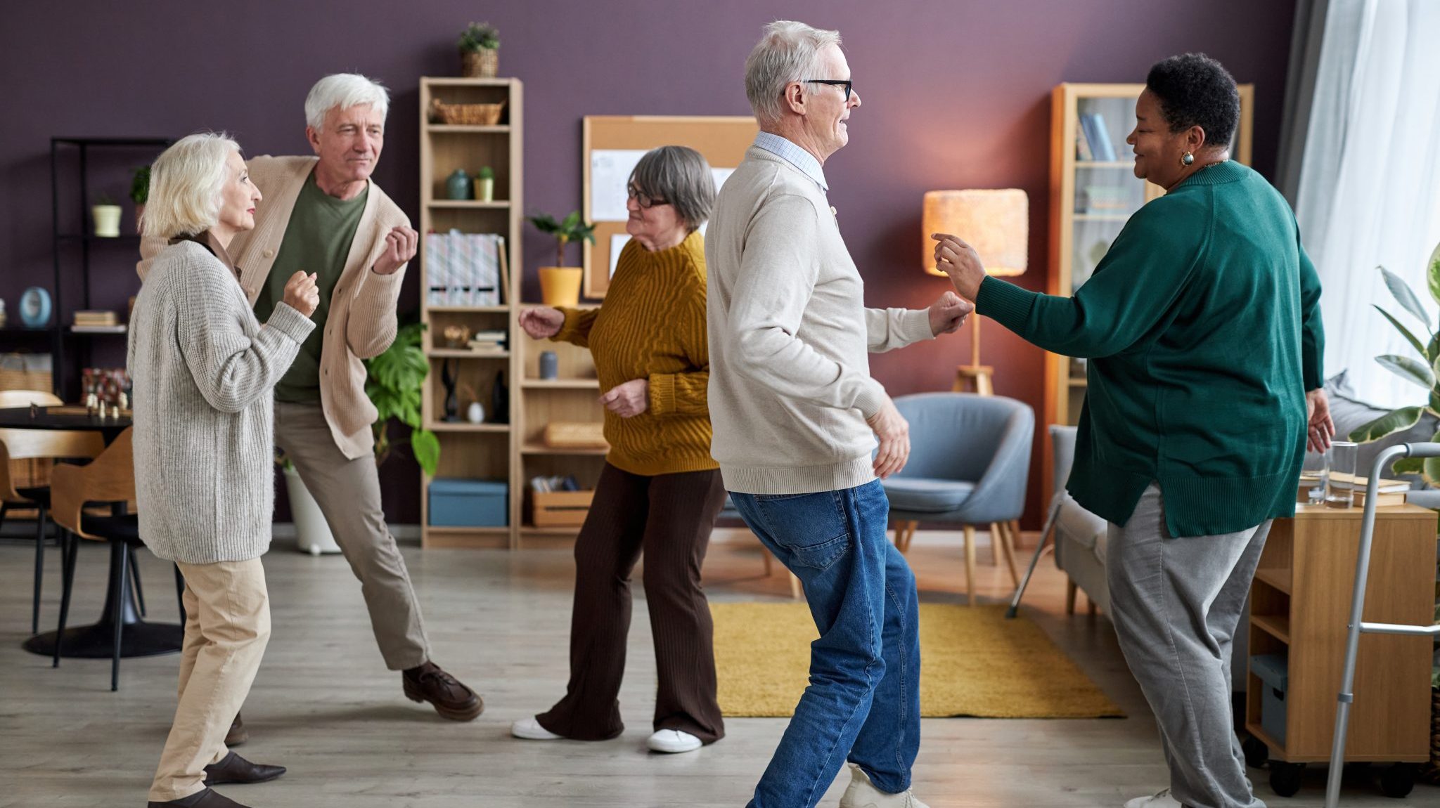 Des séniors dansent dans le salon d'un ehpad