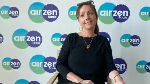 nie Maurès, coach et experte en numérologie dans les locaux d'Airzen Radio à Bordeaux.