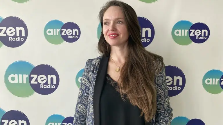 Liliya Juhel, fondatrice de la marque de bijoux Gemografic dans les locaux d'Airzen Radio à Bordeaux.