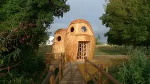 Les Guetteurs un des refuges périurbains installé à Bègles en Gironde. Il a la forme de trois hiboux de différentes tailles, en bois