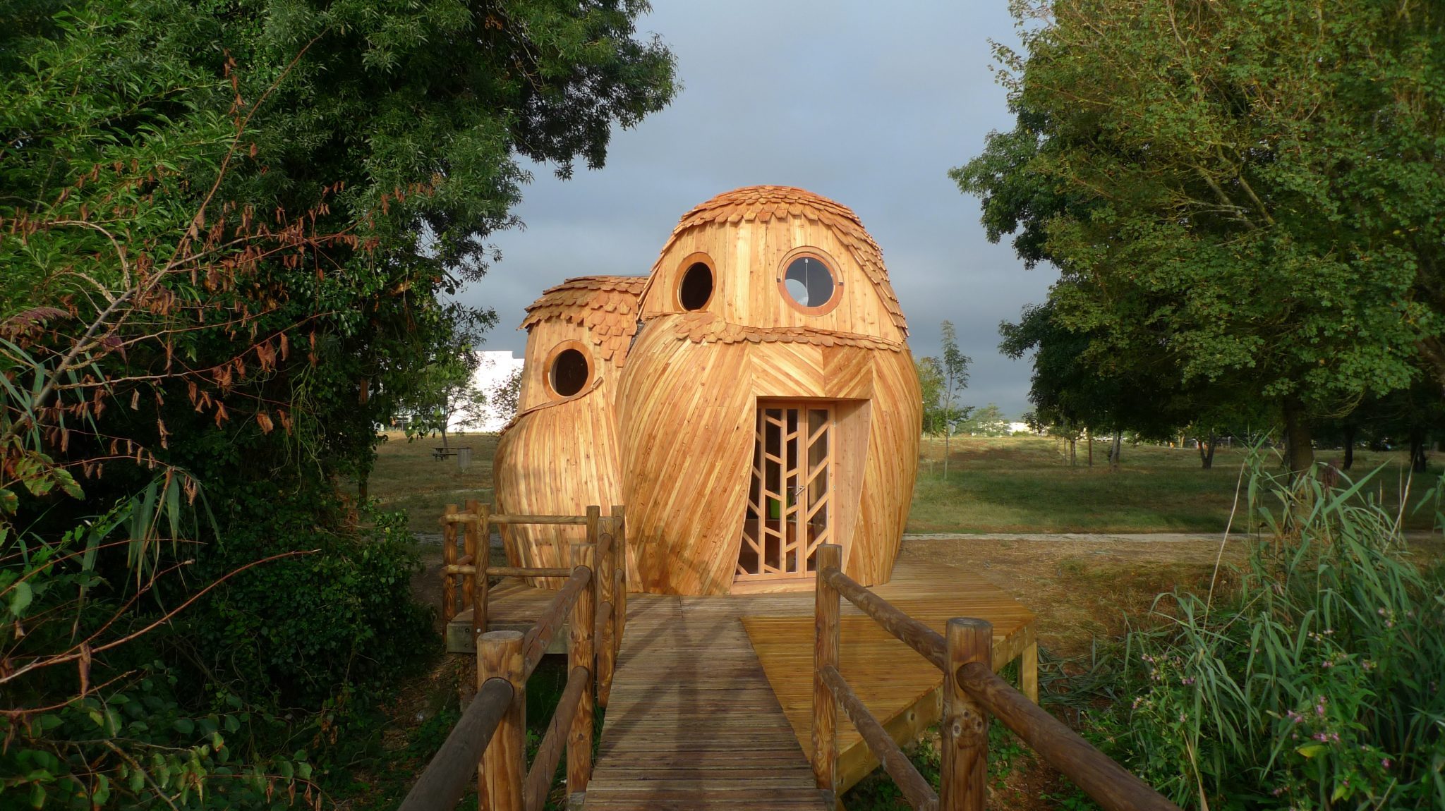 Les Guetteurs un des refuges périurbains installé à Bègles en Gironde. Il a la forme de trois hiboux de différentes tailles, en bois