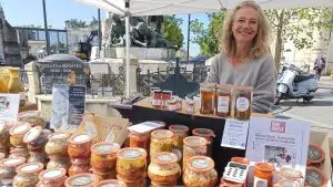 Mamie Zinzin sur le marché de Pessac près de Bordeaux.