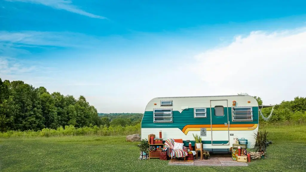 Retro vintage camper in a field.

Follow this camper on Instagram: @FawkesThePhoenixCamper